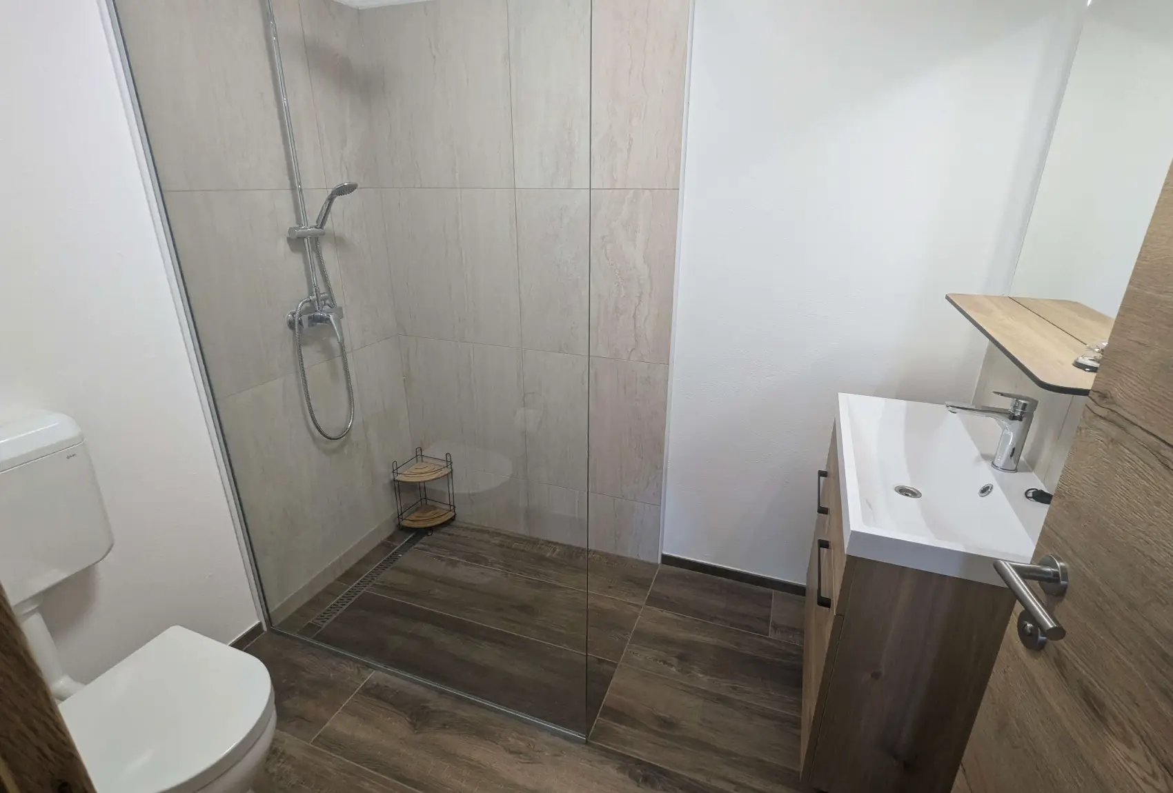 Štuhecova domačija v Prlekiji, Modri apartna, kopalnica