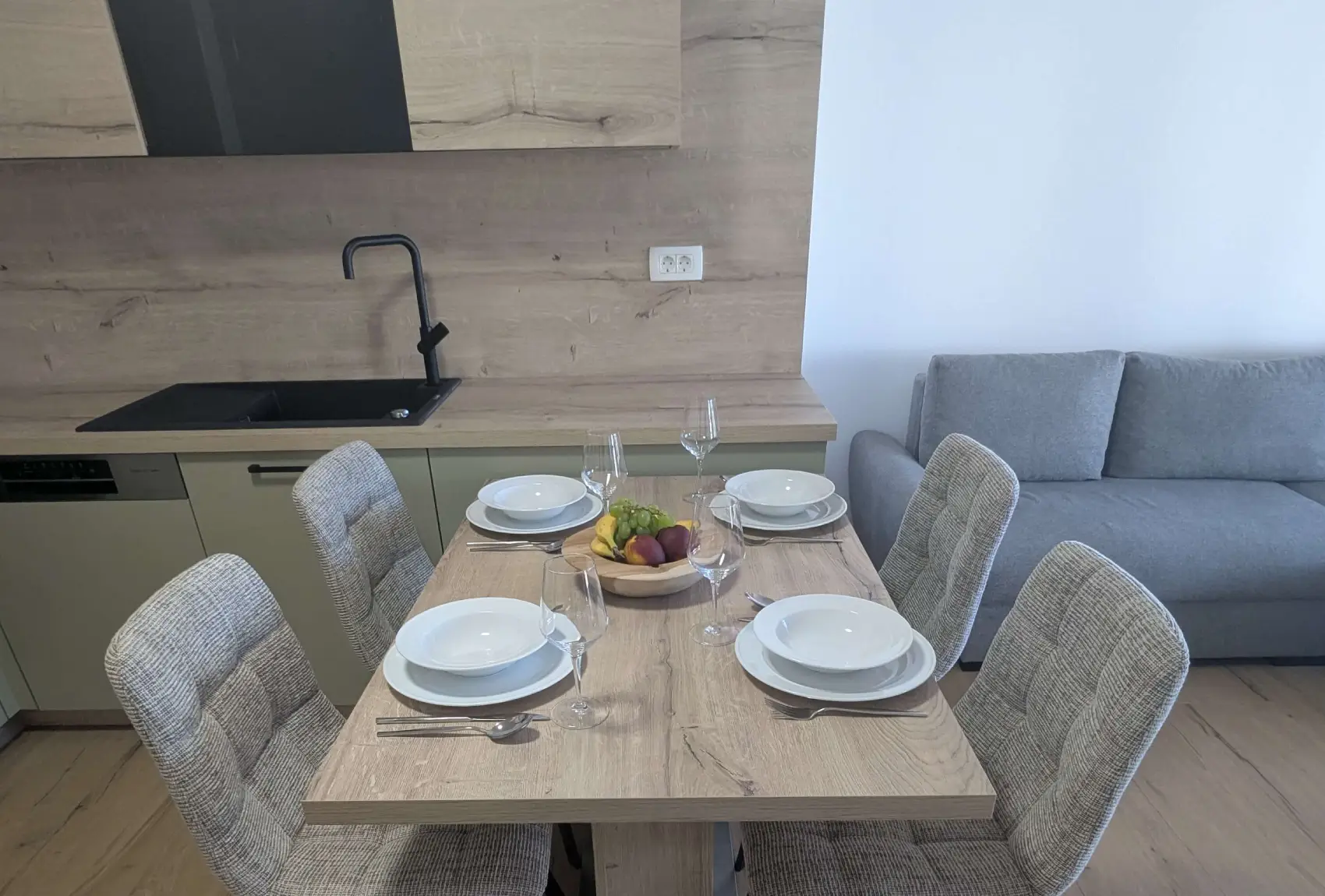 Zeleni apartma miza Štuhecova domačija v Prlekiji, Zeleni apartma